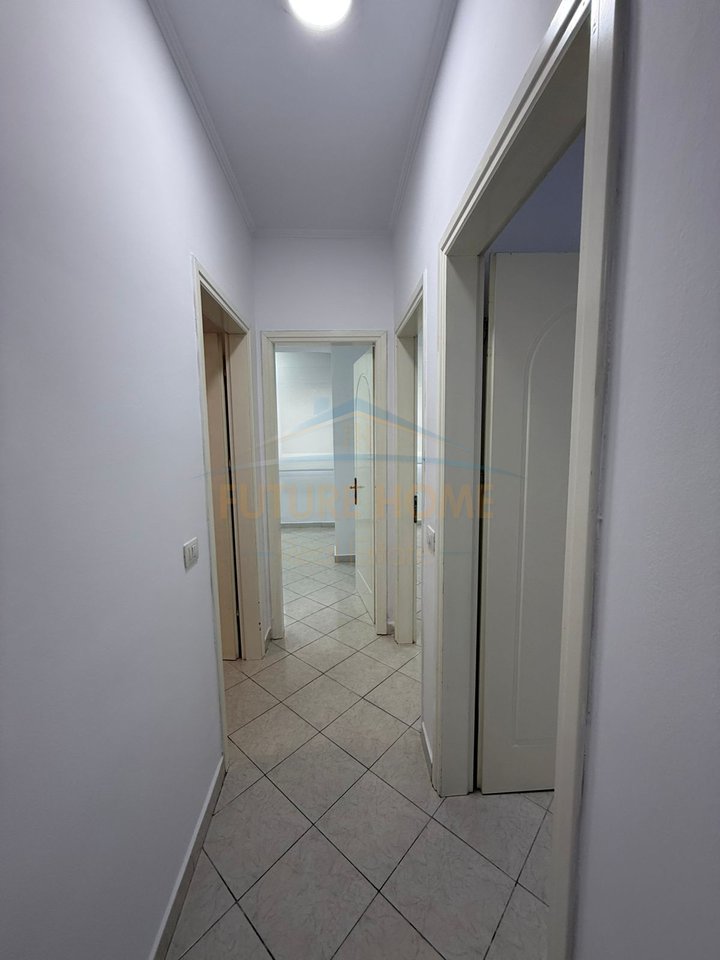 Qera, Ambient Biznesi, Gjimnazi "Petro Nini Luarasi"