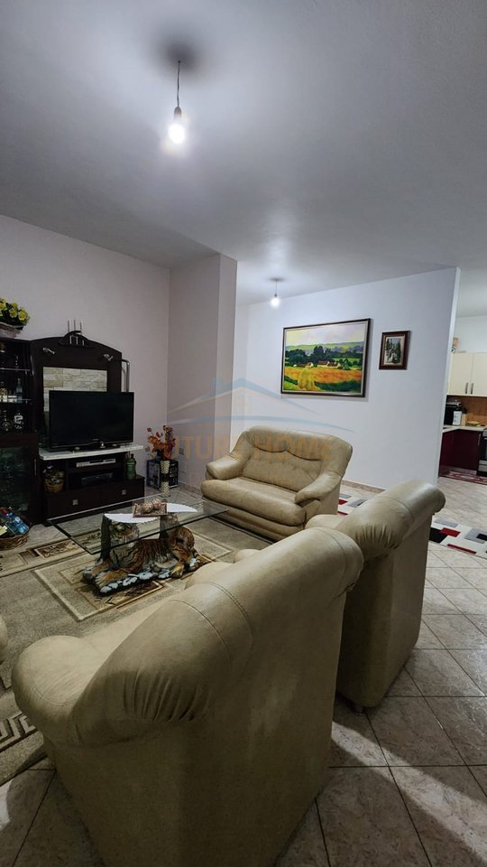 Shitet, Vile 3 kateshe, Sauk, Tirane