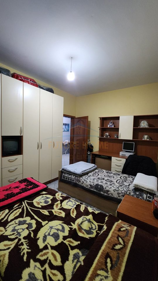 Shitet, Vile 3 kateshe, Sauk, Tirane