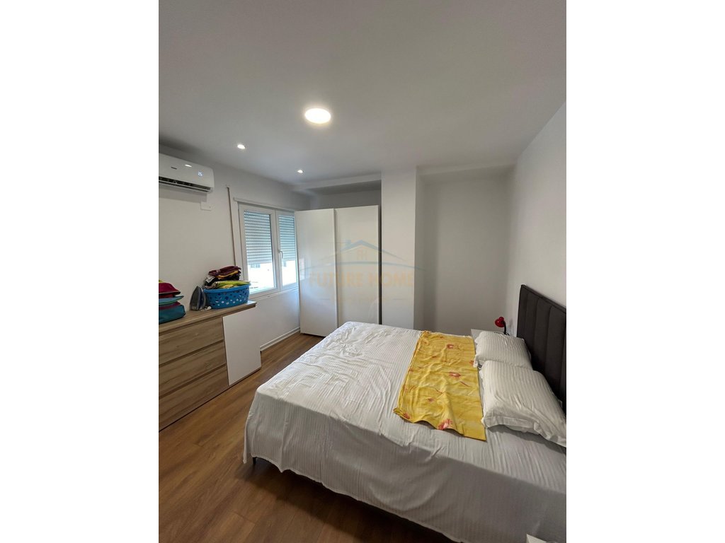 Shitet, Apartament 1+1, Sheshi Flamurit , Vlorë.