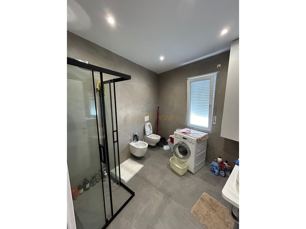 Shitet, Apartament 1+1, Sheshi Flamurit , Vlorë.