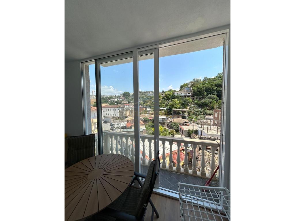 Shitet, Apartament 1+1, Sheshi Flamurit , Vlorë.