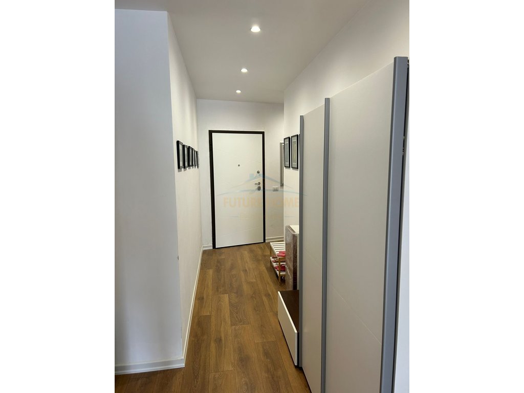 Shitet, Apartament 1+1, Sheshi Flamurit , Vlorë.