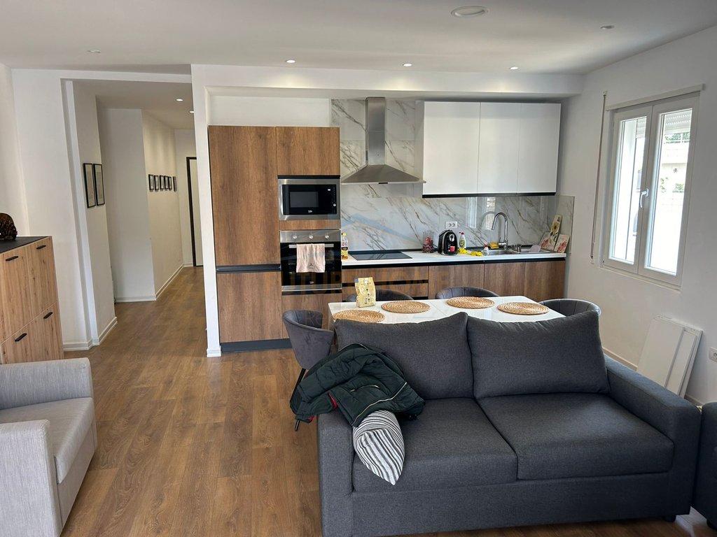 Shitet, Apartament 1+1, Sheshi Flamurit , Vlorë.