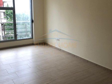 Jepet Apartament \ Ambjent per zyra me qera.