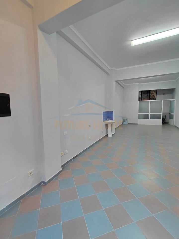 Qira, Ambient Biznesi, Spitali, Durrës