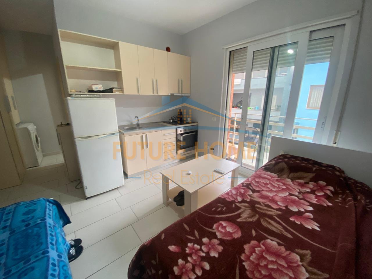 Shitet, 2 Studio, Prane Rruges se Elbasanit