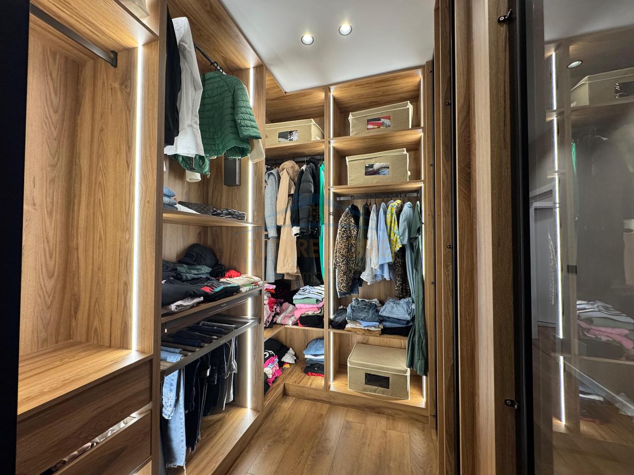 Shitet , Apartament 2+1+2 , Fresk, Tirane.