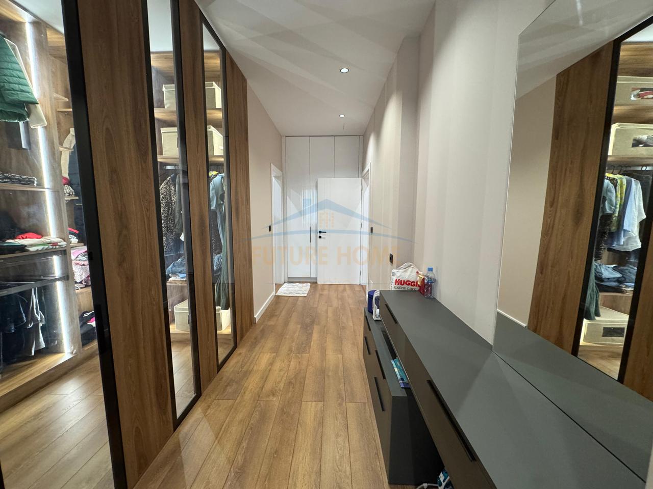 Shitet , Apartament 2+1+2 , Fresk, Tirane.