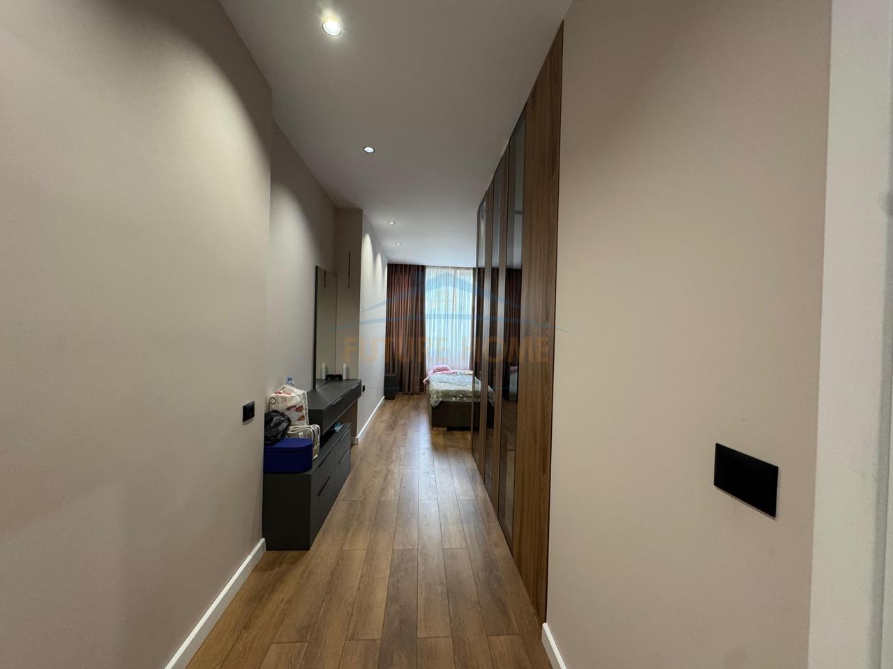 Shitet , Apartament 2+1+2 , Fresk, Tirane.