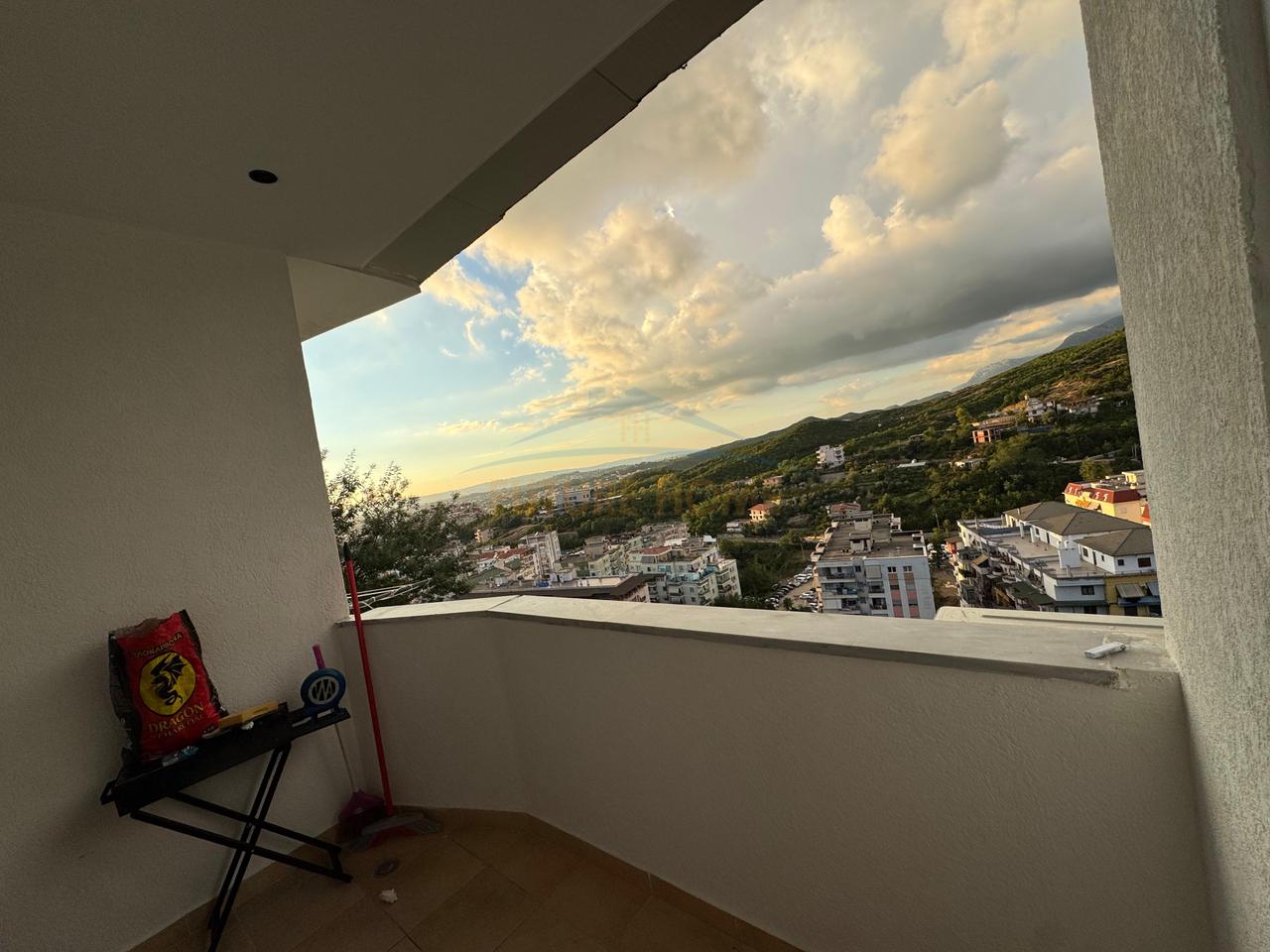 Shitet , Apartament 2+1+2 , Fresk, Tirane.