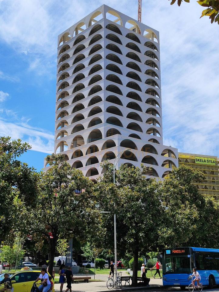 Shitet, Apartament 2+1+2+Depo, Book Building, Tiranë.