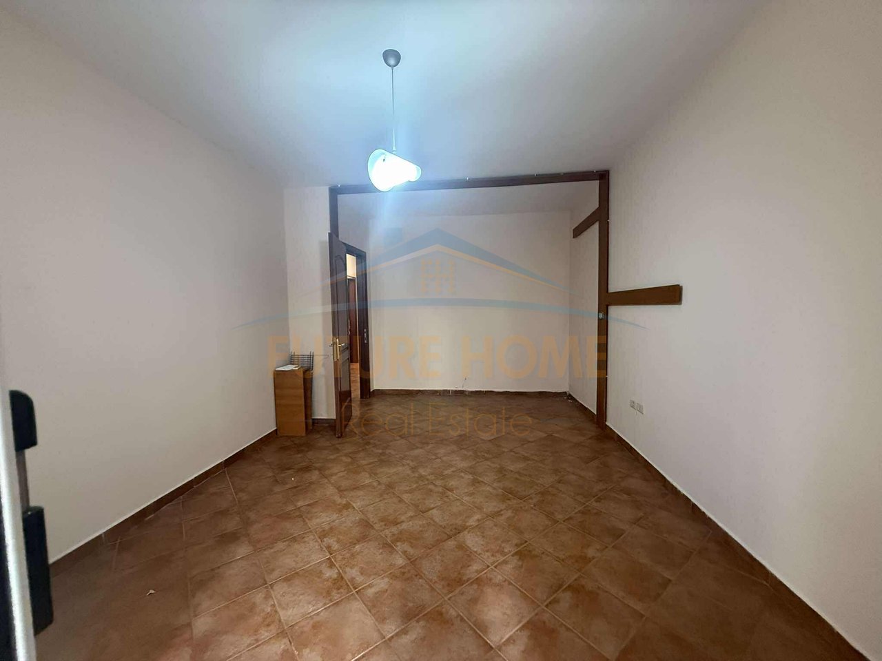 Shitet , Apartament 2+1+2, Komuna Parisit