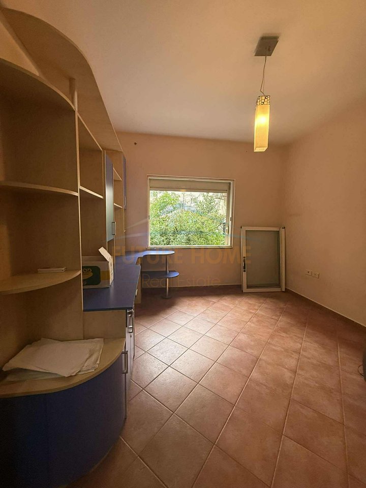 Shitet , Apartament 2+1+2, Komuna Parisit