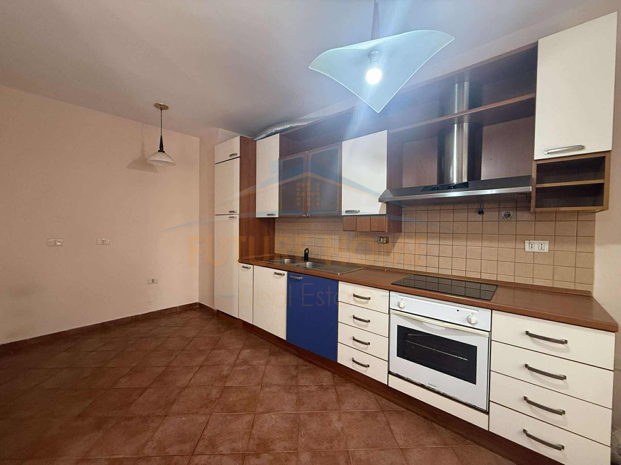 Shitet , Apartament 2+1+2, Komuna Parisit