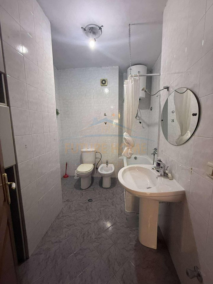 Shitet , Apartament 2+1+2, Komuna Parisit