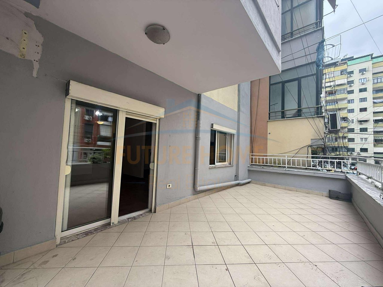 Shitet , Apartament 2+1+2, Komuna Parisit
