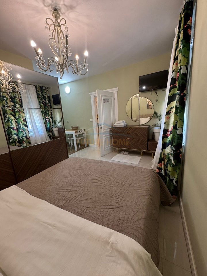 Shitet,  Apartament 4+1+3, Bllok, Tiranë.
