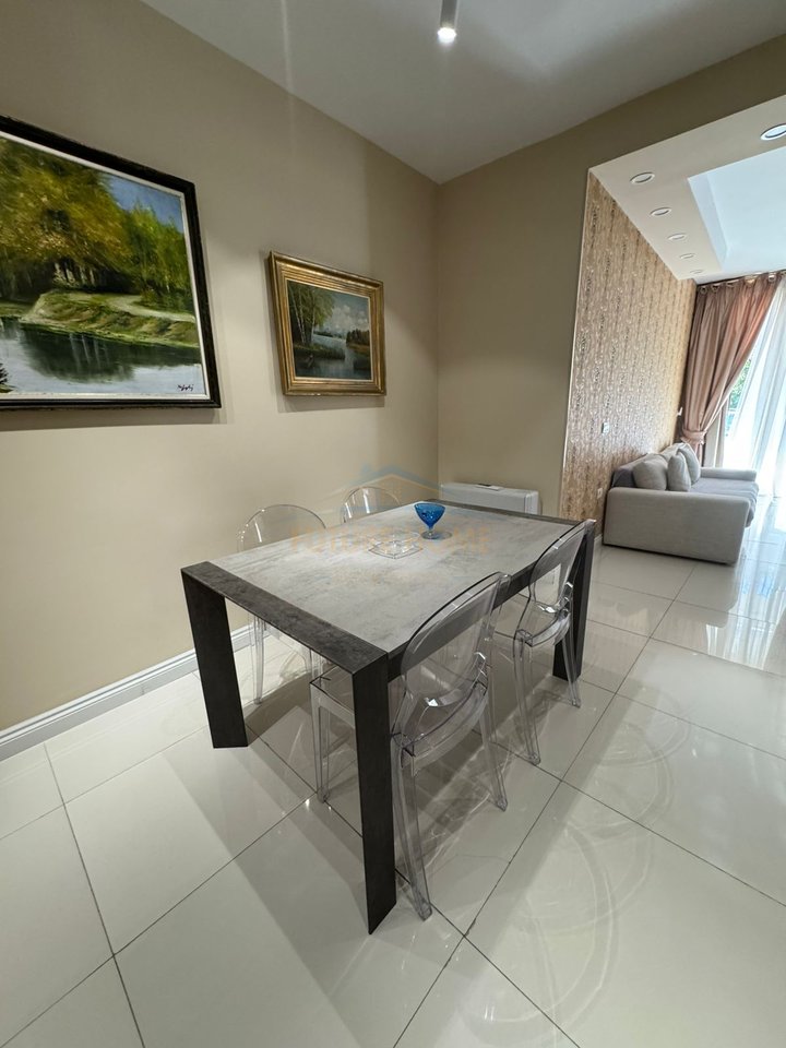 Shitet,  Apartament 4+1+3, Bllok, Tiranë.