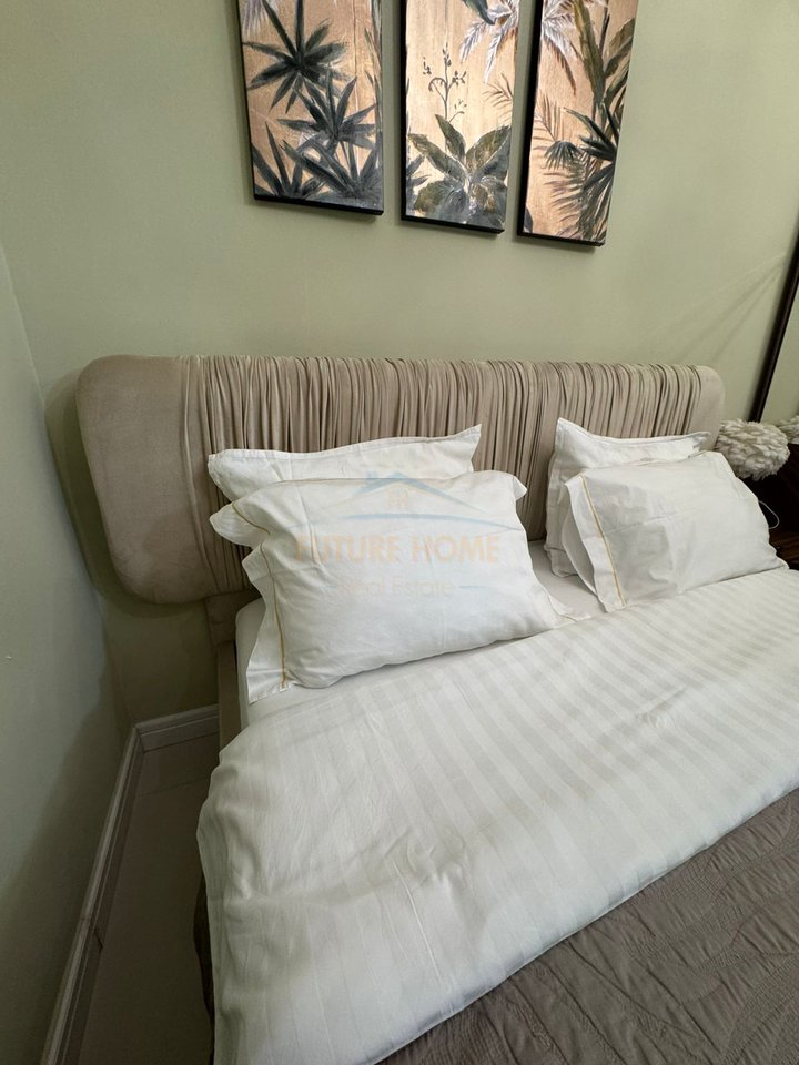 Shitet,  Apartament 4+1+3, Bllok, Tiranë.