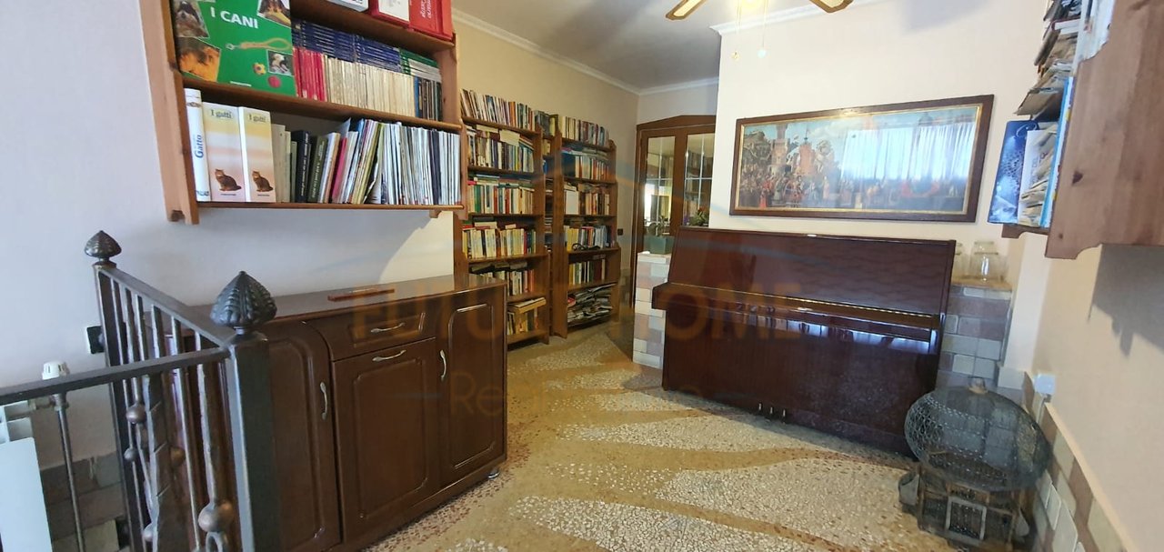 For sale, Penthouse 3+1+3 + Parking Space, Vlorë.