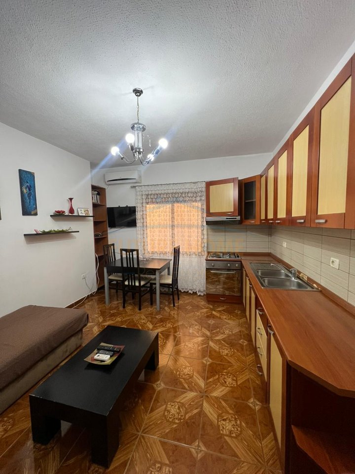 In vendita, appartamento 1+1, Città Studentesca, Tirana.
