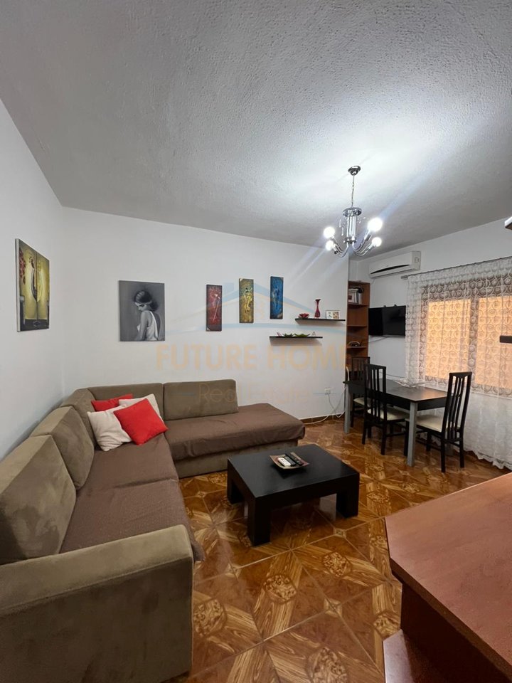 In vendita, appartamento 1+1, Città Studentesca, Tirana.