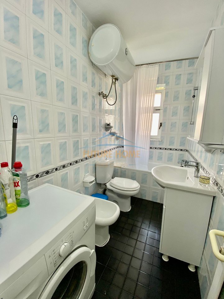 Qera, Apartament 2+1+Post parkimi, në Rrugën Fortuzi, Tiranë.