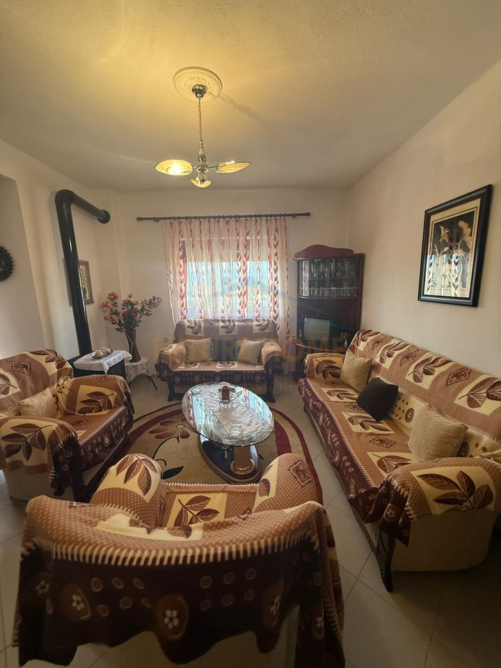 In vendita, Villa su 2 piani, Via Teli Samsuri, Quartiere 10, Korçë