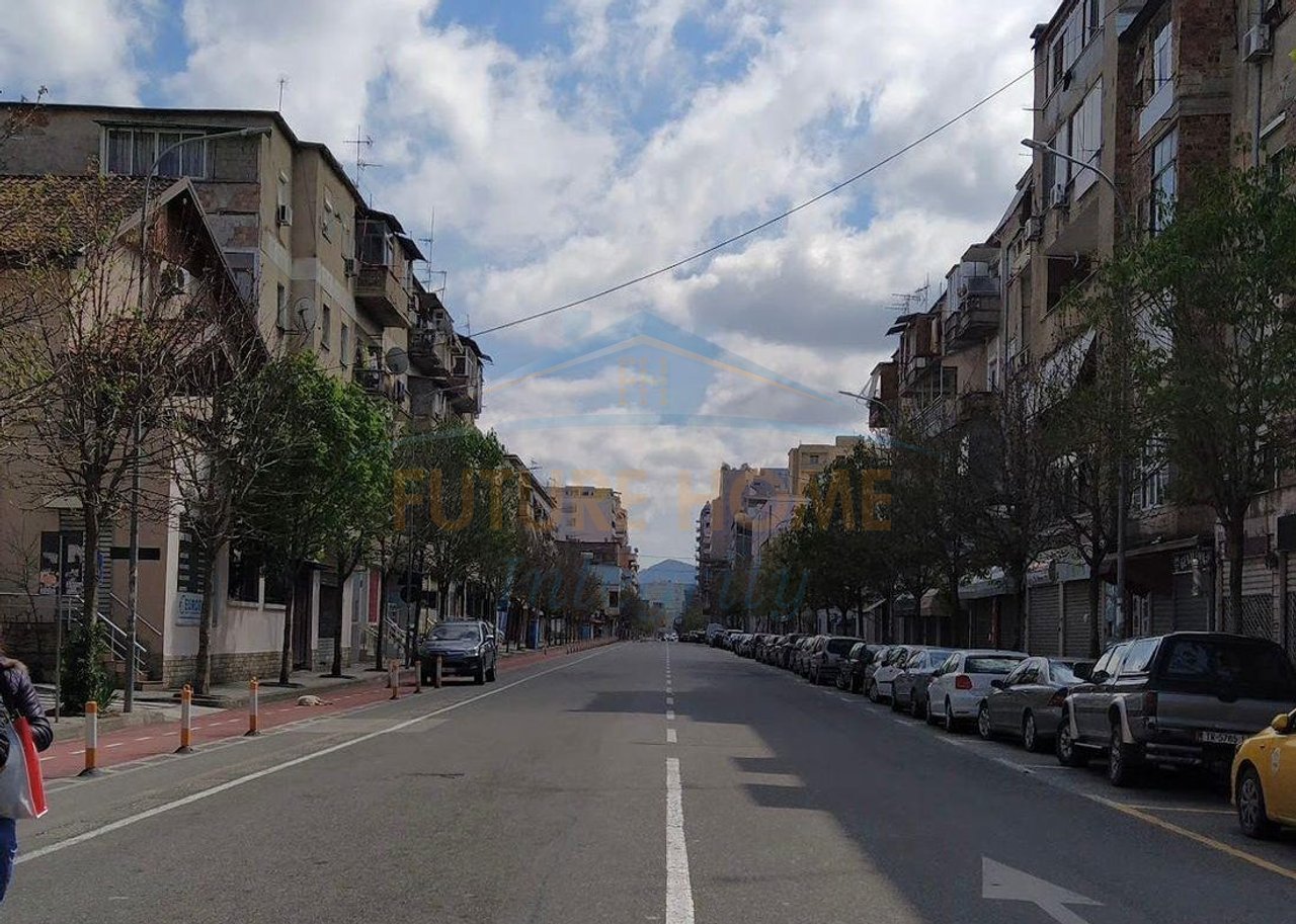 Shitet, Apartament 2+1, Rruga e Barrikadave, Tiranë.