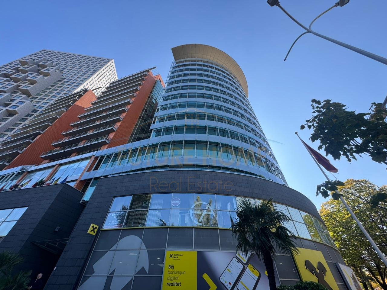 Qira, Ambient Biznesi, Galeria ETC, Tiranë.