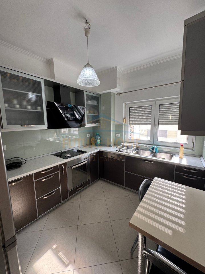 Qera, Apartament 2+1+Post parkimi , Unaza e Re.