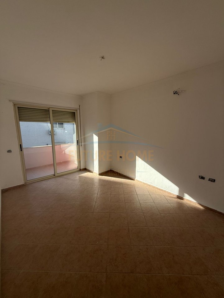 Shitet, Apartament 2+1+2, Liqeni i Thatë, Tiranë