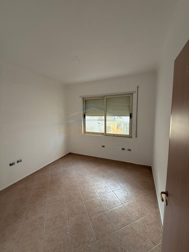 Shitet, Apartament 2+1+2, Liqeni i Thatë, Tiranë