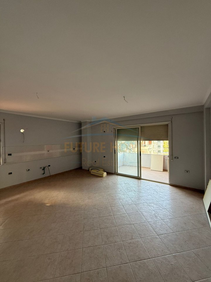 Shitet, Apartament 2+1+2, Liqeni i Thatë, Tiranë