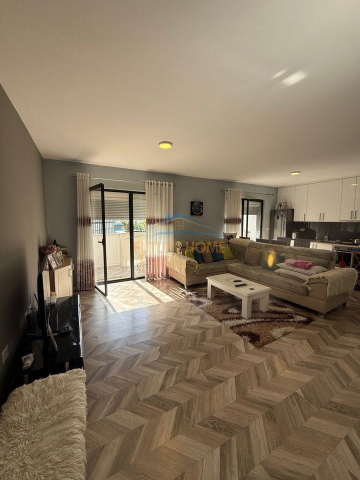 Shitet, Apartament 2+1, Rruga 5 Maji, Tiranë.