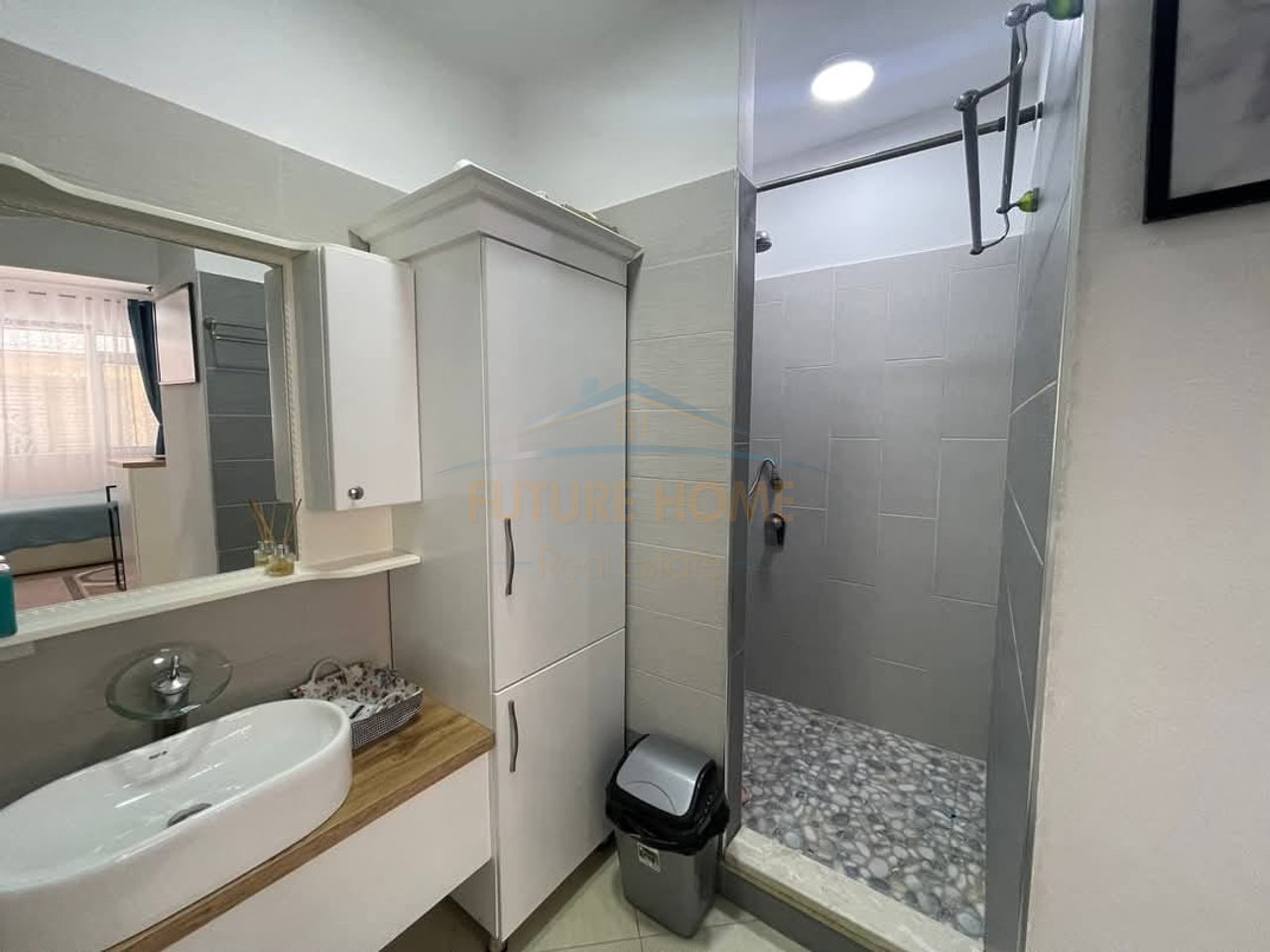 Shitet  ,  Garsoniere ,  Rruga  Dëshmorët e Pojskës , Pogradec