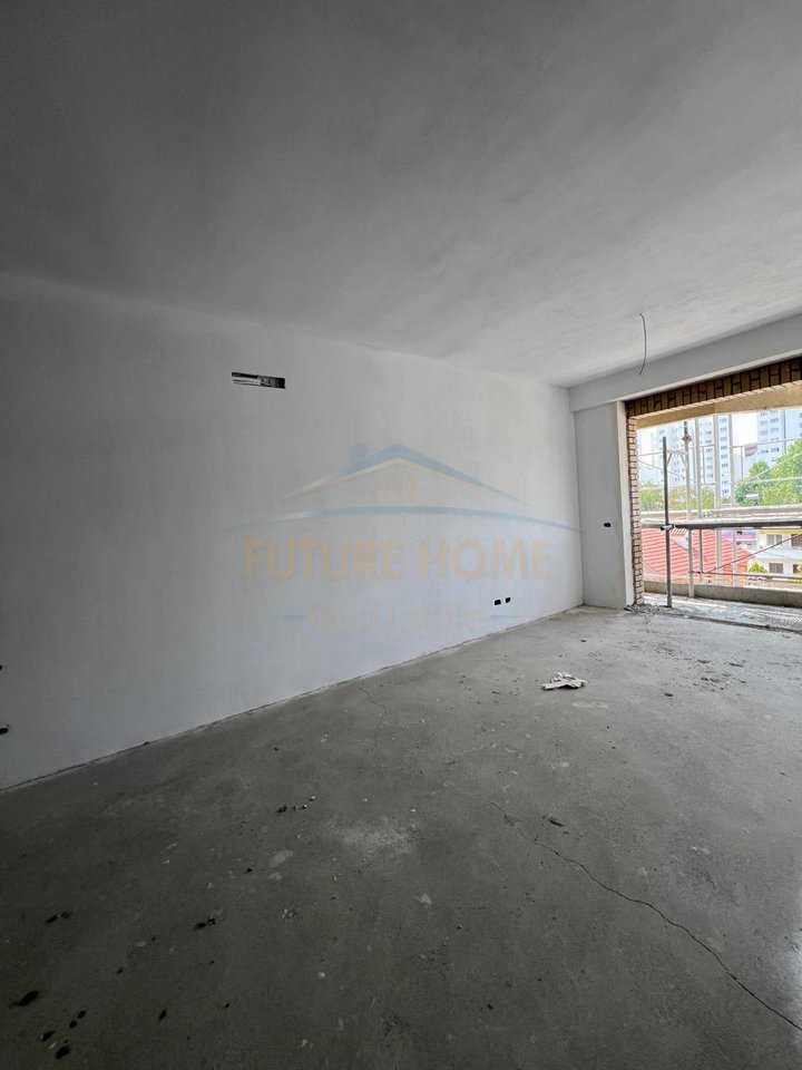 Shitet, Apartament 2+1+2, ish Fusha e Aviacionit, Tiranë.