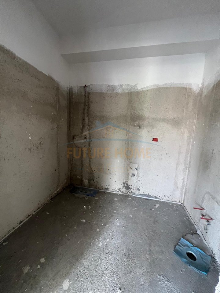 Shitet, Apartament 2+1+2, ish Fusha e Aviacionit, Tiranë.