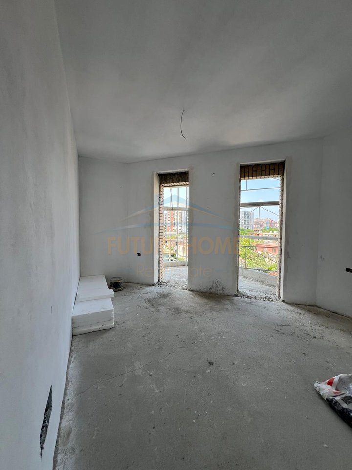 Shitet, Apartament 2+1+2, ish Fusha e Aviacionit, Tiranë.