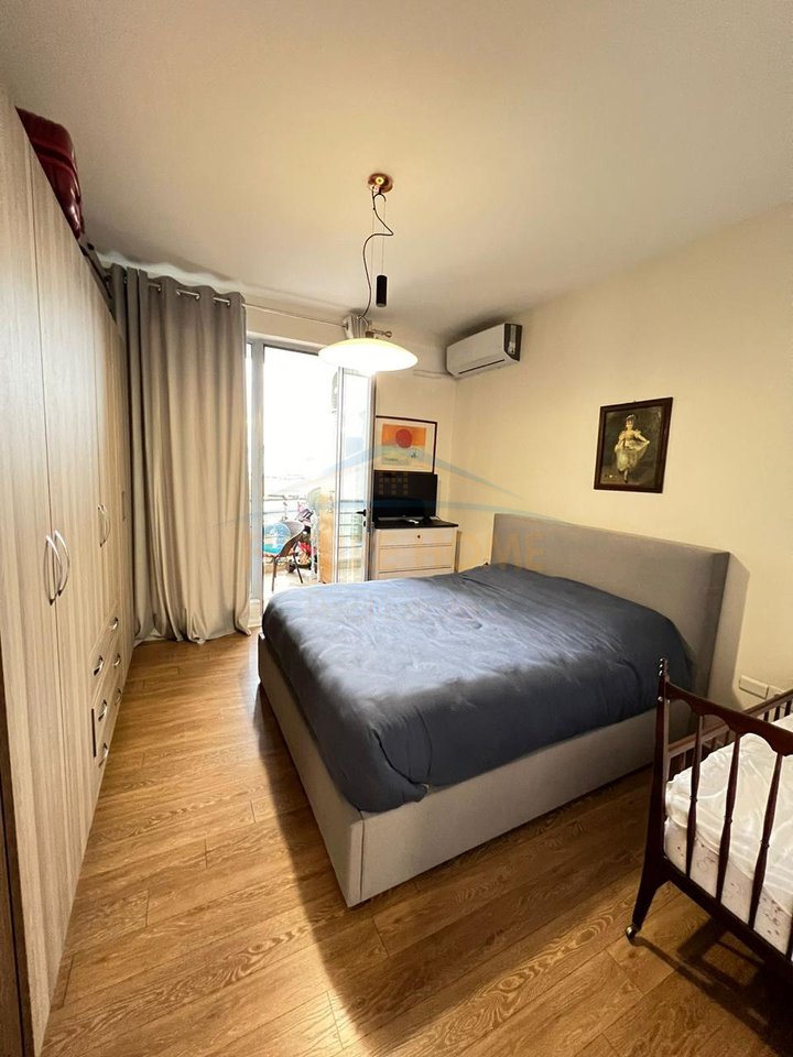 Shitet, Apartament 1+1 , Rruga e Kavajes, Tiranë.