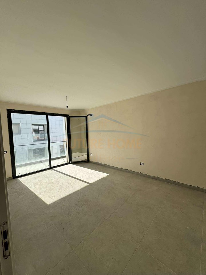 Shitet , Apartament 1+1+post parkimi , Liqeni i Thatë