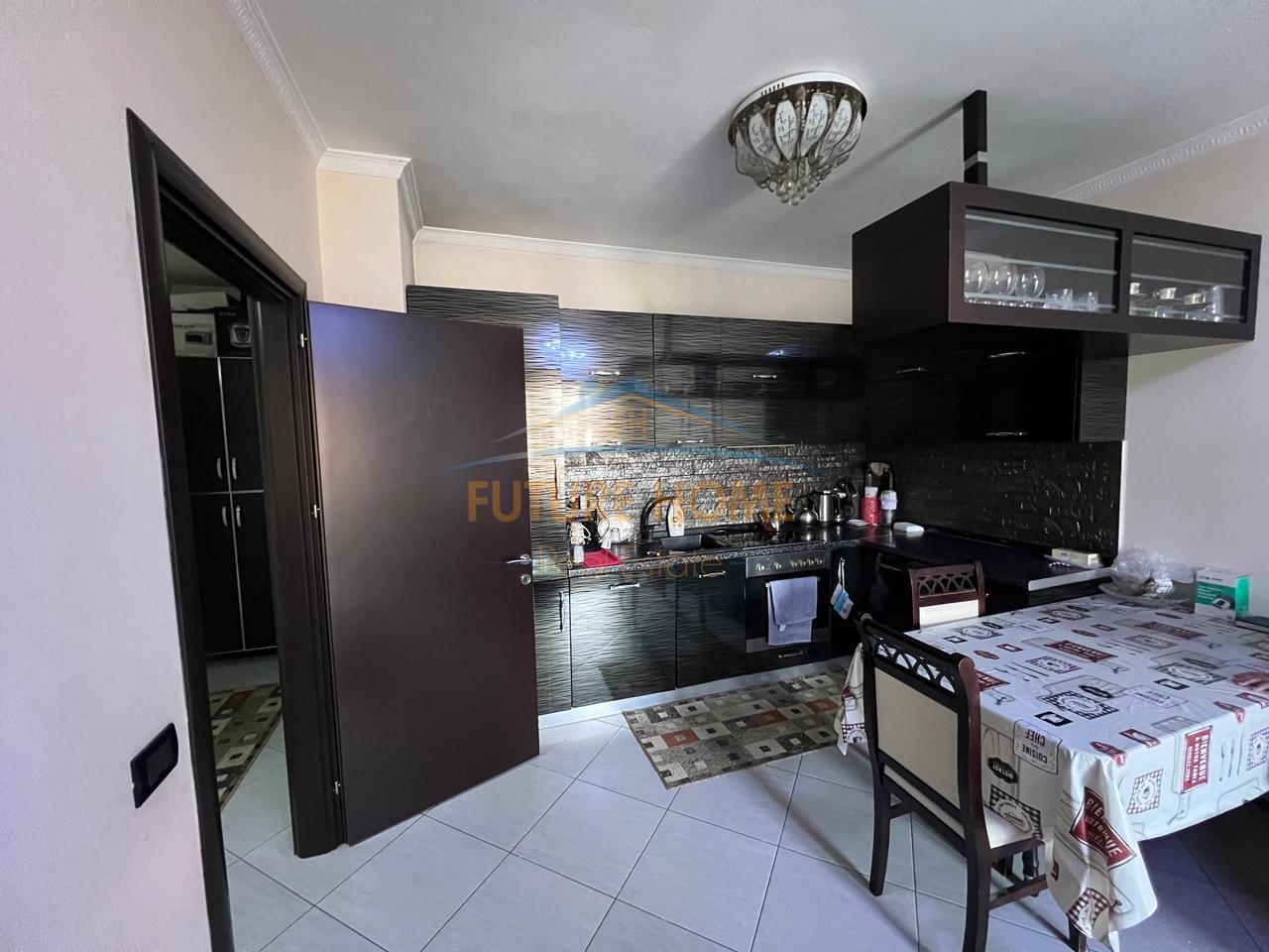 Shitet Apartament 2+1 , Unaza e Re, prane Bar Ikon.