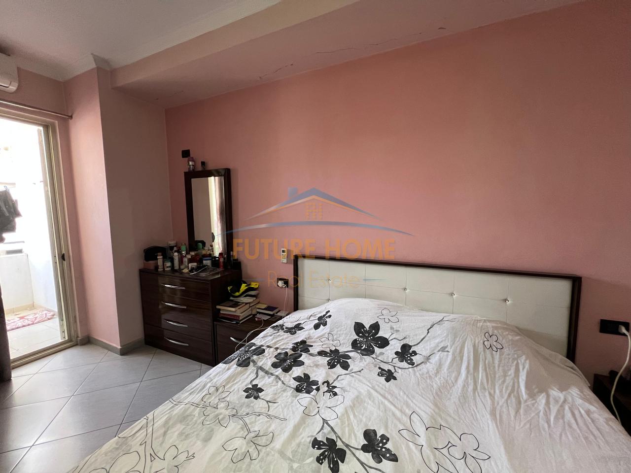 Shitet Apartament 2+1 , Unaza e Re, prane Bar Ikon.