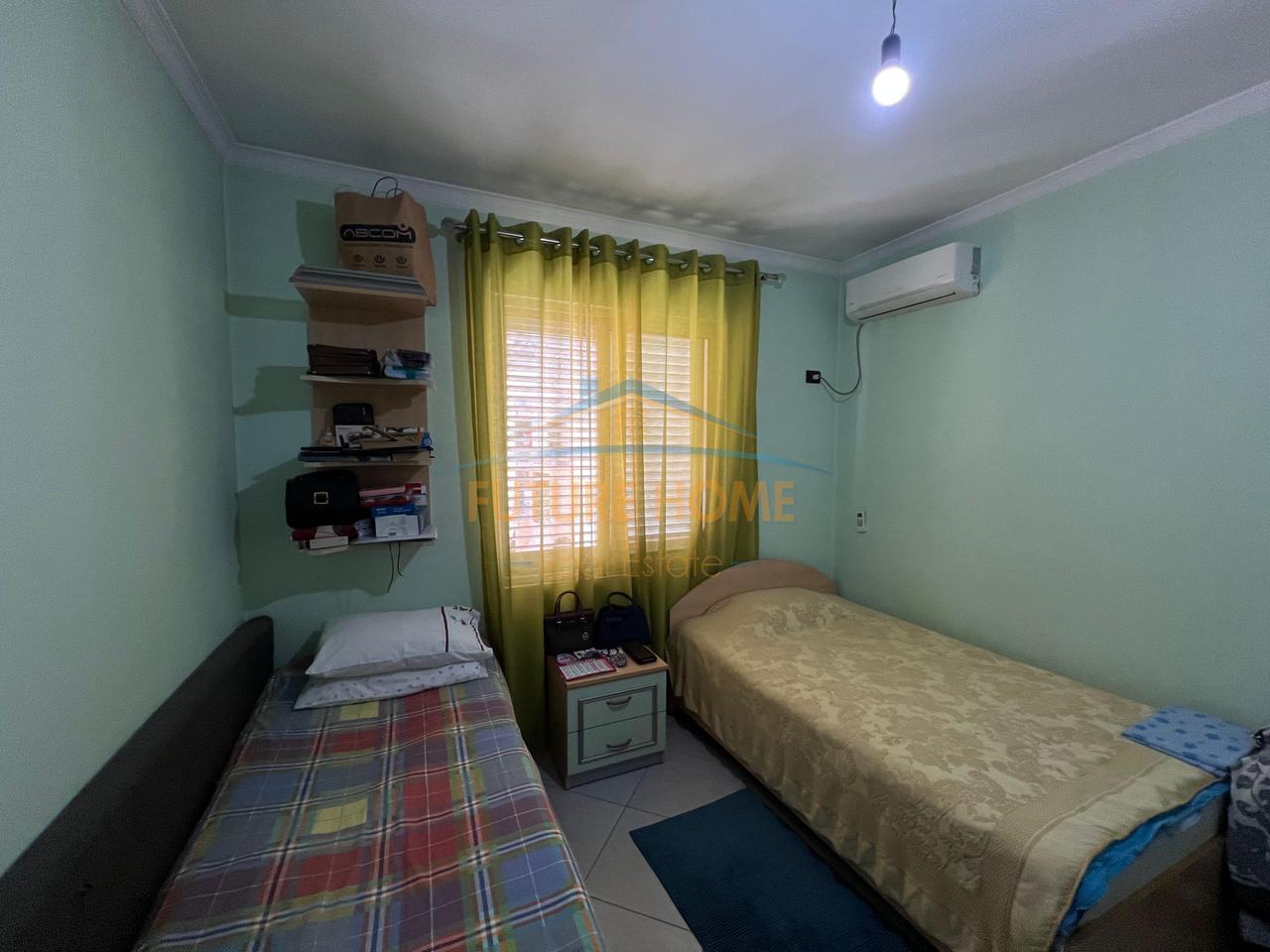 Shitet Apartament 2+1 , Unaza e Re, prane Bar Ikon.