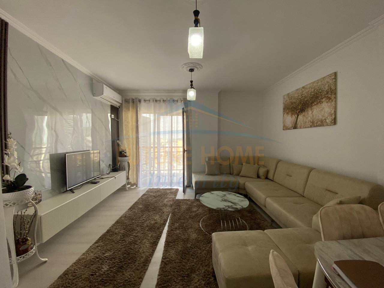 Shitet, Apartament 2+1+2, Fresku, Tiranë.
