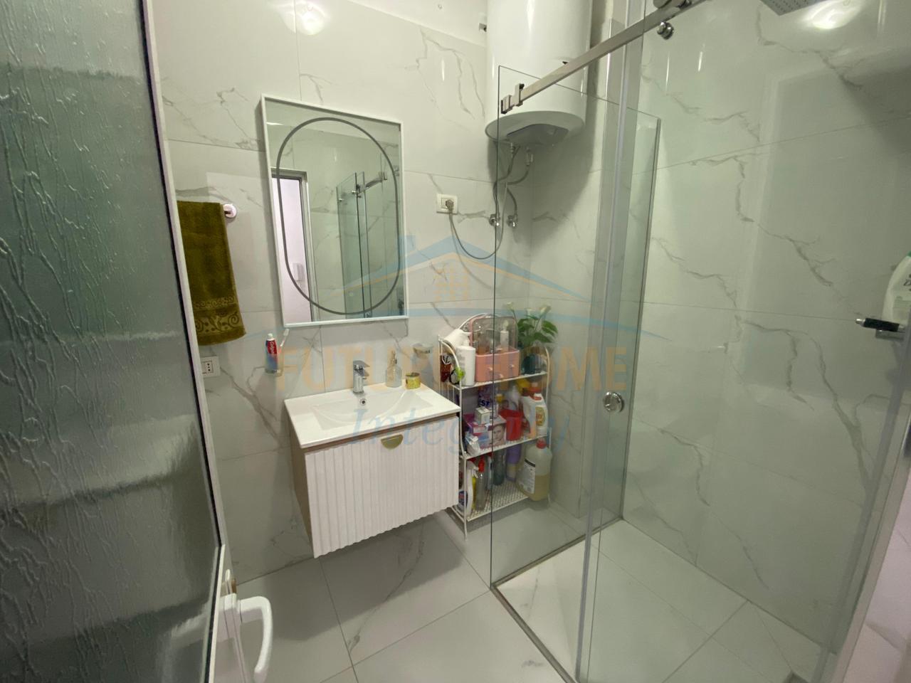 Shitet, Apartament 2+1+2, Fresku, Tiranë.