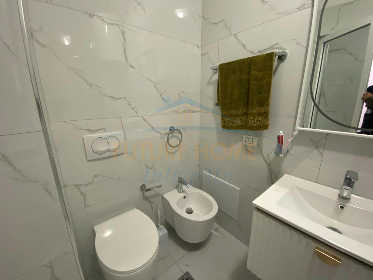 Shitet, Apartament 2+1+2, Fresku, Tiranë.