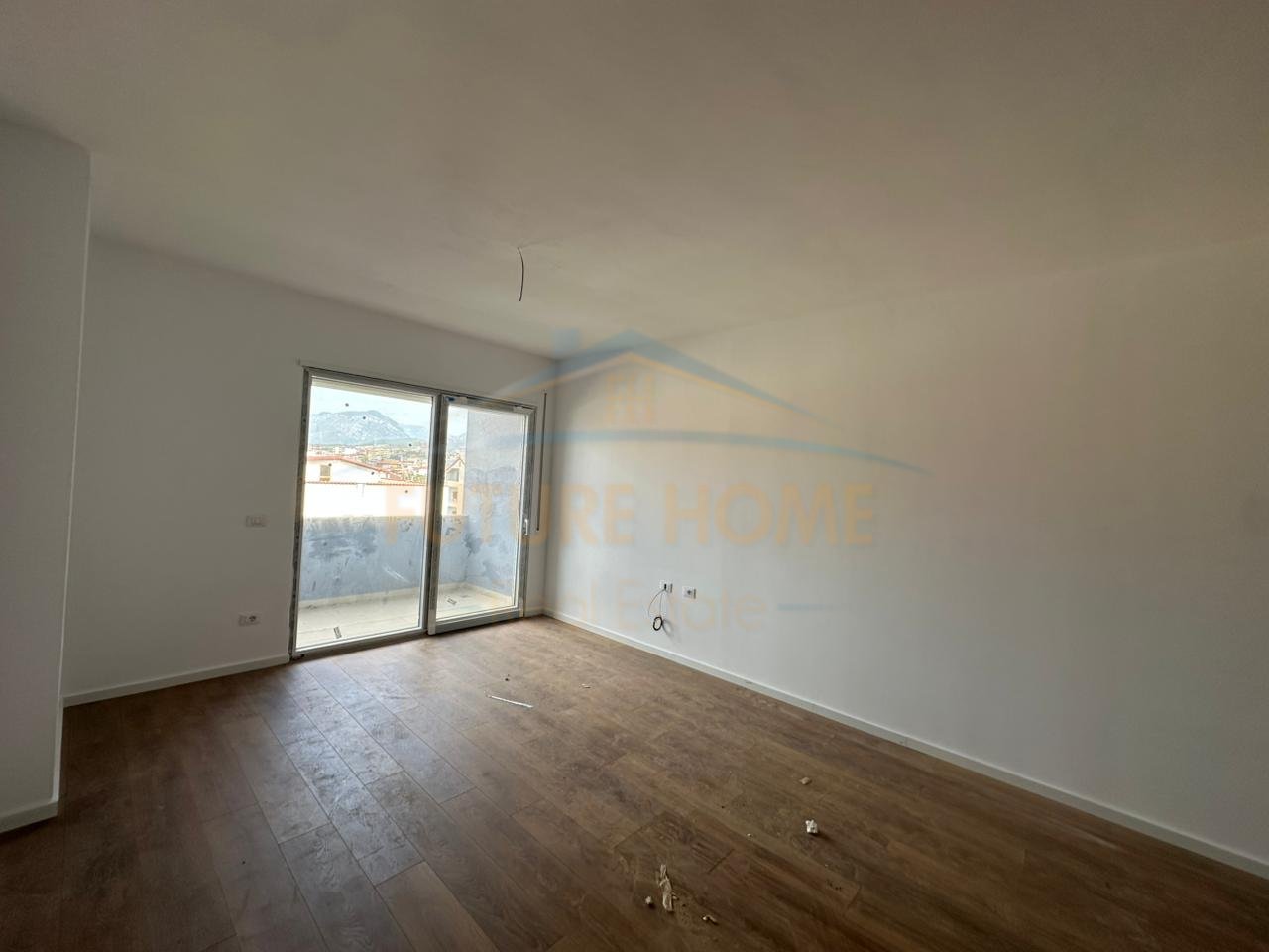 Shitet, Apartament 2+1+2, Rruga 5 Maji, Tirane.