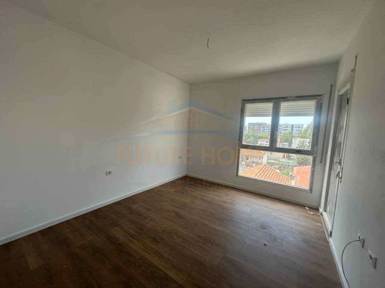 Shitet, Apartament 2+1+2, Rruga 5 Maji, Tirane.